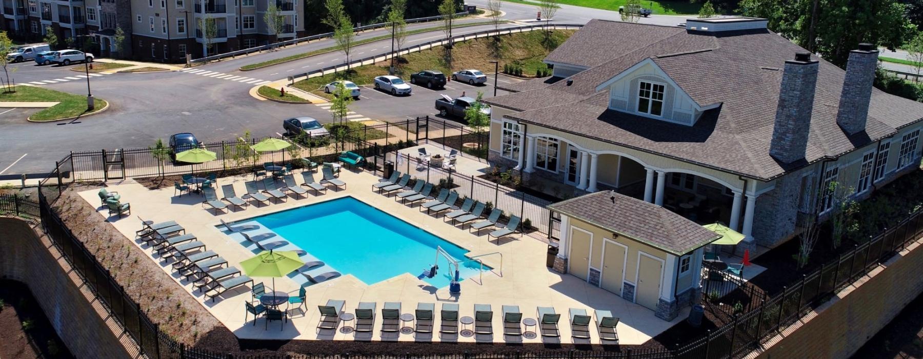 a swimming pool behind a building