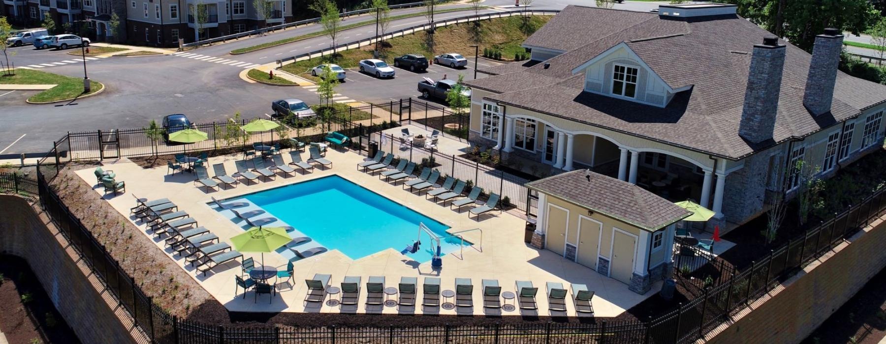 a swimming pool behind a building